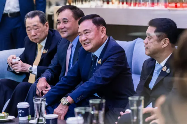 ทักษิณ ชินวัตร กับนักธุรกิจชั้นนำ ในระหว่างร่วมงาน "Dinner Talk : Vision for Thailand 2024" เมื่อ 22 ส.ค. โดยถือเป็นการขึ้นกล่าวปาฐกถาและแสดงวิสัยทัศน์ทางเศรษฐกิจครั้งแรกหลังพ้นโทษจำคุก