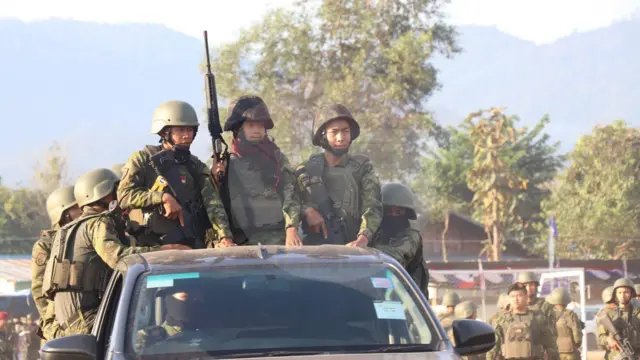 အမိုးဖွင့်ကား နောက်မှာ လက်နက်ကိုင်ထားကြတဲ့ DKBA တပ်ဖွဲ့ဝင်တွေ