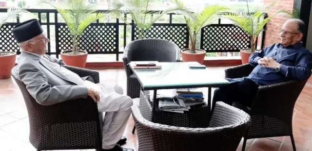 केपी शर्मा ओली र पुष्पकमल दाहाल प्रचण्ड