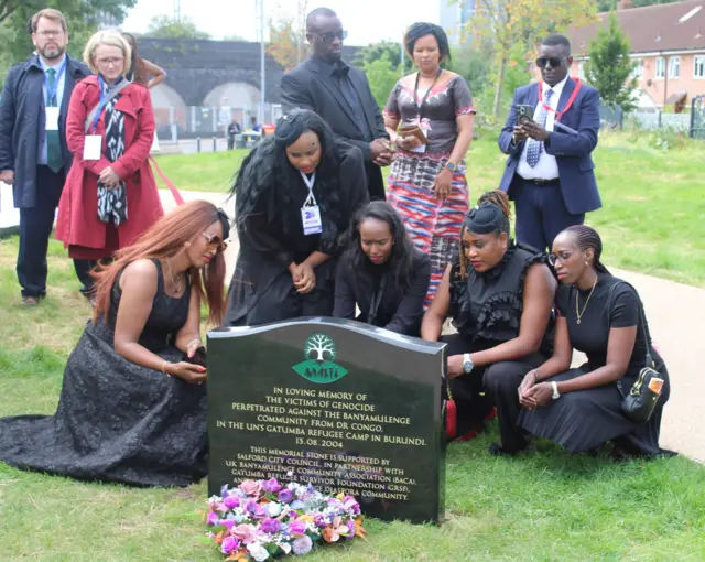Abanyamulenge bashira urugori rw'amashurwe kw'ibuye ry'urwibutso