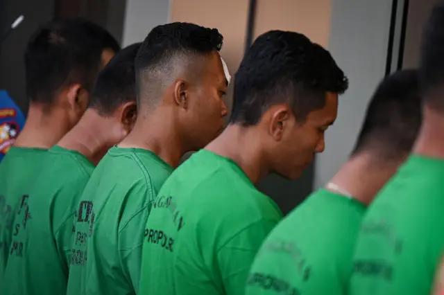 Anggota Brimob yang terduga sebagai pelaku dihadirkan saat penyampaian keterangan pers terkait kasus meninggalnya pengemudi ojek online akibat terlindas rantis Brimob di Mabes Polri Jakarta, Jumat (29/8/2025).