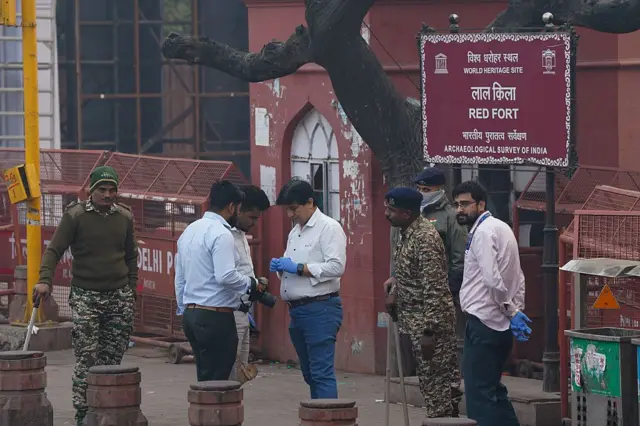 লাল কেল্লার একটি প্রবেশপথের সামনে তদন্তে ব্যস্ত ফরেনসিক বিশেষজ্ঞরা