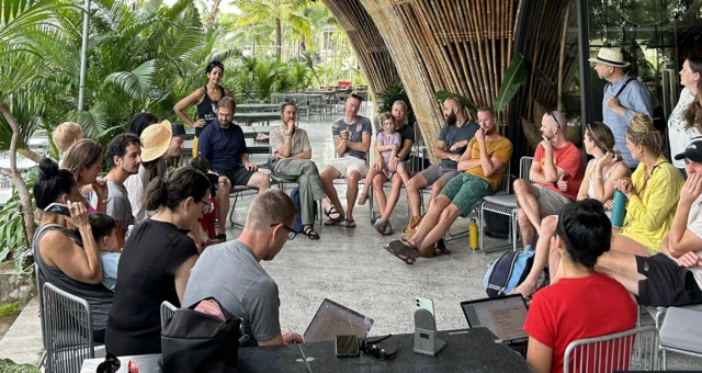 දිනෙදා ජීවිතය වැඩ කණ්ඩායම් හරහා සියලු ම සාමාජිකයෝ සාමූහිකව සකසා ගනිති