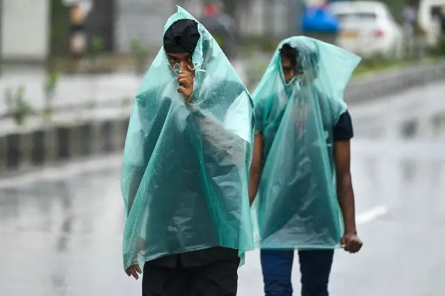 தமிழ்நாட்டில் ரெட் அலர்ட் கொடுத்த இடங்களில் ஏன் அதி கனமழை பெய்யவில்லை?