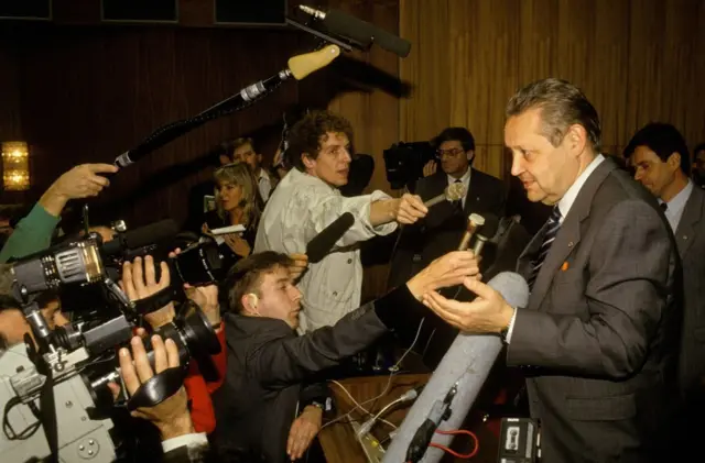 பெர்லின் சுவரின் வீழ்ச்சி 