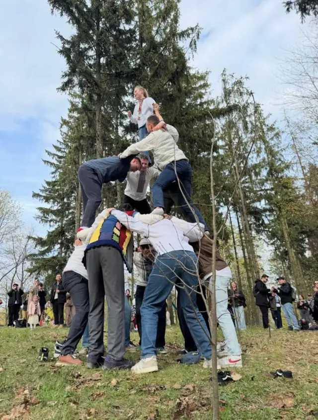 Молоді хлопці під час Великодніх гаївок будують "вежу" - живу конструкцію, стаючи один одному на плечі. 