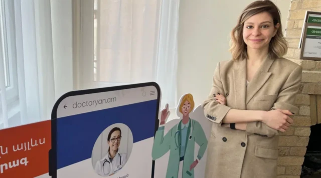 Irina Ghazaryan, Dr. Yan adlı mobil uygulamasını tanıtan bir fotoğraf çektiriyor.