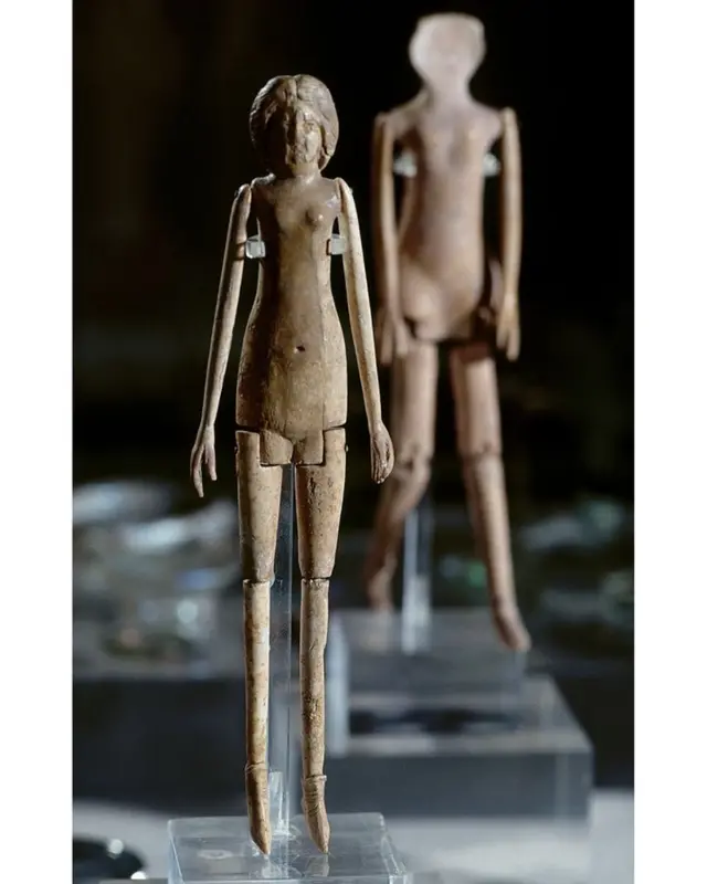 Cette poupée romaine antique en ivoire avec des bras et des jambes articulés a été trouvée dans une tombe d'enfant du IVe siècle 