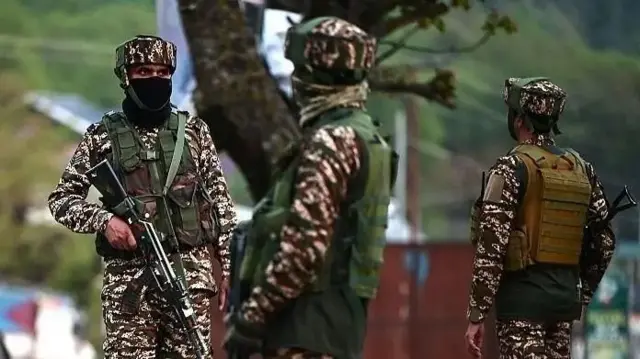 হামলার পরে পহেলগামে ভারতীয় নিরাপত্তা বাহিনীর সদস্যরা