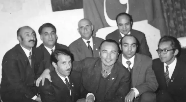 در این عکس آقای پنجشیری در کنار برخی از موسسان حزب دموکراتیک خلق مانند نورمحمد ترهکی، حفیظالله امین، صالح محمد زیری اقای بدخش و دیگران دیده میشود