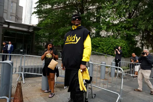 Seorang pendukung Sean Combs berpose di luar Pengadilan Distrik AS pada 17 September 2024 di New York City.