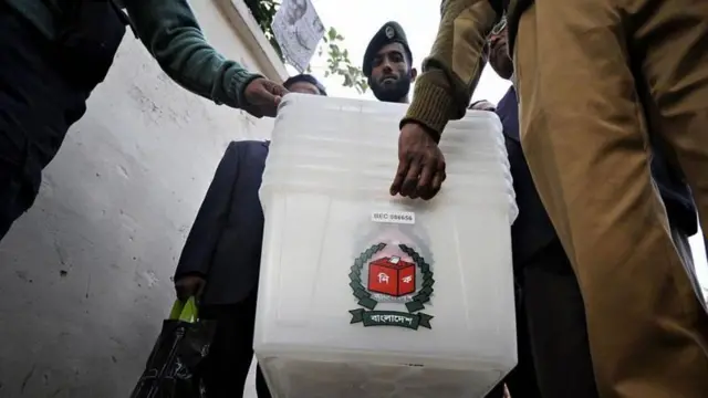 কেন্দ্রে নিয়ে যাওয়া হচ্ছে ব্যালট বাক্স