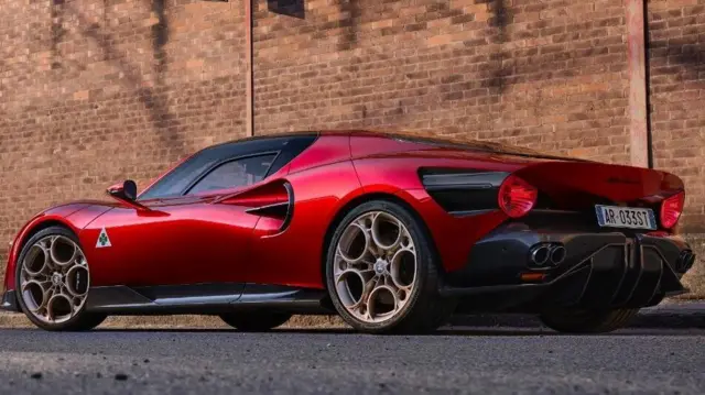 طراحی ماشین برداشتی مدرن از مدل ۳۳ استراداله است که در دهه ۶۰ میلادی ساخته شد 