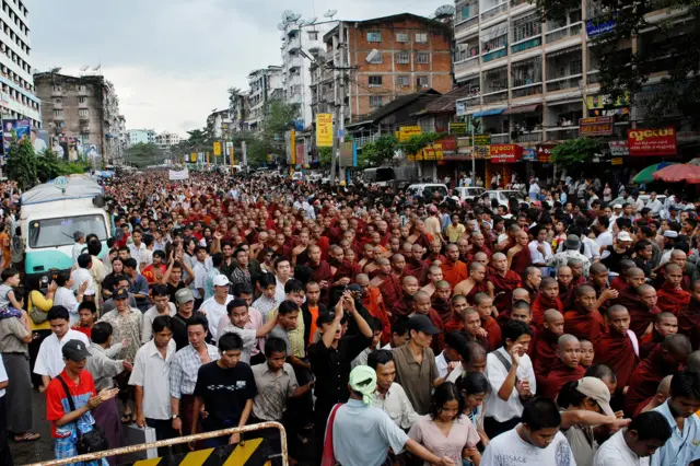 မြန်မာပြည်မှာ အကြီးဆုံး သံဃာဆန္ဒပြပွဲဖြစ်တဲ့ ၂၀၀၇ က ရွှေဝါရောင်