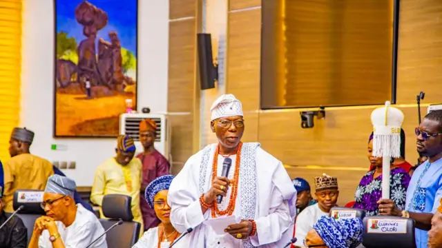 Kabiyesi Eleruwa ti ilu Eruwa, Ọba Samuel Adegbola n lo n ẹrọ gbohungbohun sọrọ.Ọba wọ agbada funfun, de fila funfun, fi ilẹkẹ oye sọrun