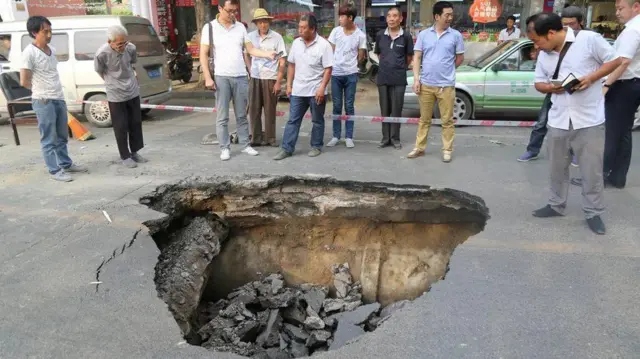 చైనాలో కుంగిపోతున్న భూమి | Earth Day story