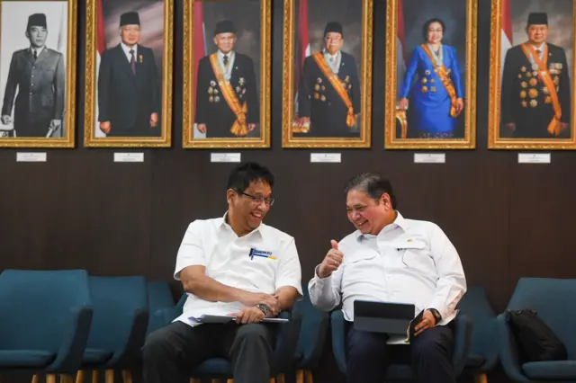 Menko Perekonomian Airlangga Hartarto (kanan) berbincang dengan Menkeu Purbaya Yudhi Sadewa (kiri) saat akan memberikan keterangan terkait program paket ekonomi usai rapat koorddinasi dengan Presiden Prabowo Subianto di Kantor Kepresidenan, Jakarta, Senin (15/9/2025). 