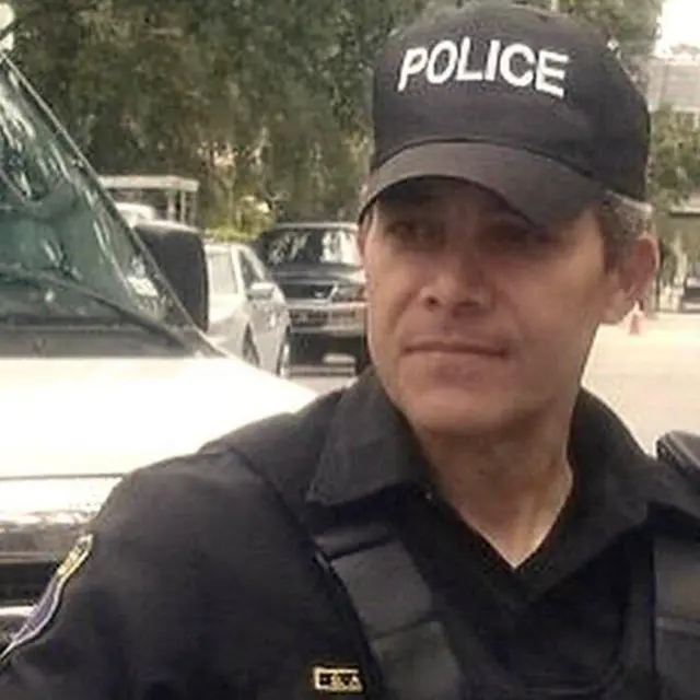 Rafael Quero Silva, vestido como policial durante sua participação na novela 'Mi Familia Perfecta', na rede de TV Telemundo