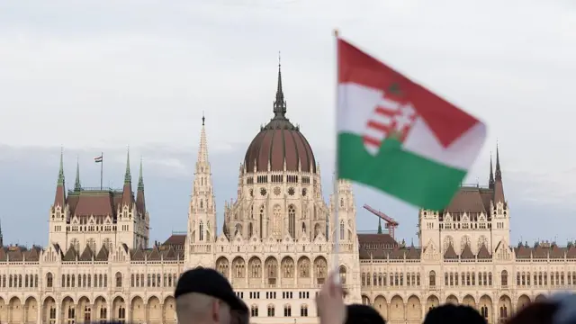 Macaristan’ın başkenti Budapeşte’de, 12 Nisan 2026’da, yeni iktidar partisi Tisza’nın ve yeni seçilen Başbakan Peter Magyar’ın beklenen zaferinden birkaç saat önce destekçiler seçim sonuçlarını bekliyor.
