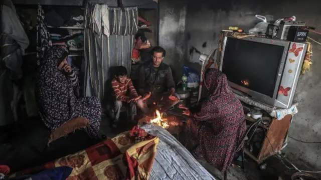 နေရာကျဥ်းကျဥ်းမှာ ကြပ်ကြပ်တည်းတည်းနေထိုင်ကြရ