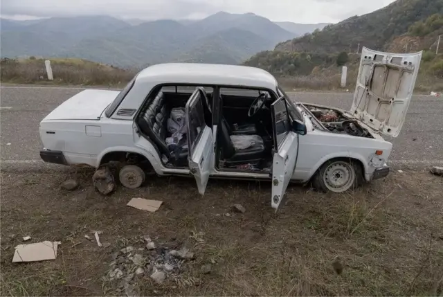Une voiture abandonnée sur la route