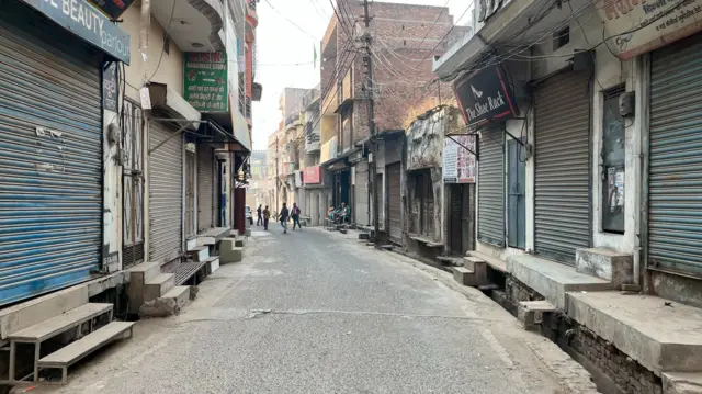 शाही मस्जिद के पास बंद पड़ा बाज़ार