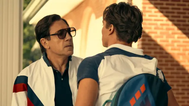 Javier Bardem,sportingbet verificaçãoóculos escuros, interpreta José Menéndez. Ele estásportingbet verificaçãocena com Nicholas Chavez, que faz o papelsportingbet verificaçãoLyle Menéndez. A cena é do primeiro episódiosportingbet verificação"Monstros - Irmãos Menéndez: Assassinos dos Pais"