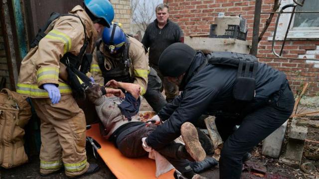 Mujer herida  atendida por los equipos de rescate