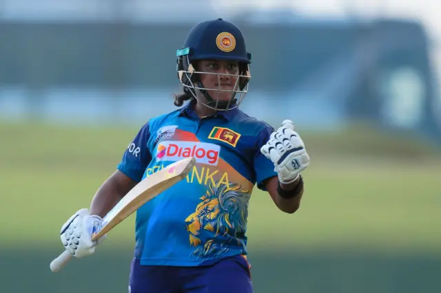 චමරි අතපත්තු පන්දු 139 කදී නොදැවී ලකුණු 195ක් වාර්තා කිරිමට සමත් විය. ඇයගේ එම ඉනිම කාන්තා එක්දින තරග ඉතිහාසයේ පිතිකාරිණියක් වාර්තා කළ තෙවන ඉහළම ලකුණු සංඛ්‍යාව ලෙසත්, කාන්තා පිතිකාරිණියක් ලෙස ශ්‍රී ලංකාව වෙනුවෙන් එක්දින තරගයකදී රැස් කළ ඉහළම ලකුණු සංඛ්‍යාව ලෙස වාර්තා පොත් අතරට එක්විය.