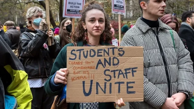 U﻿K University staff protest