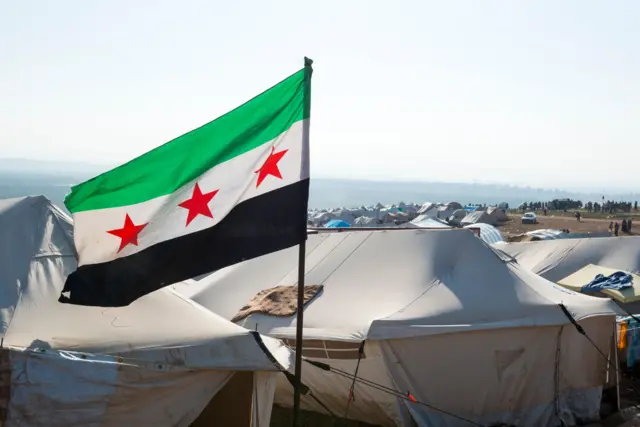 علم سوريا الجديد في مخيم لاجئين