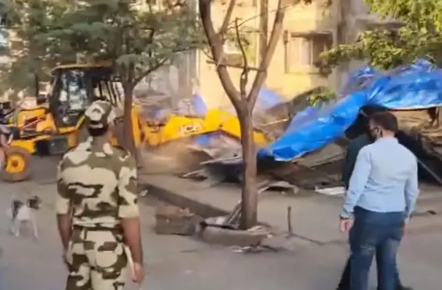 மும்பை: மீரா சாலையில் இஸ்லாமியர்களின் கடைகளை நொறுக்கிய அரசின் புல்டோசர்கள் - என்ன நடந்தது?