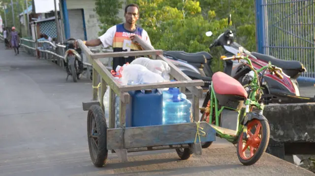 krisis air bersih, asmat, agats, papua selatan, antri air bersihri 