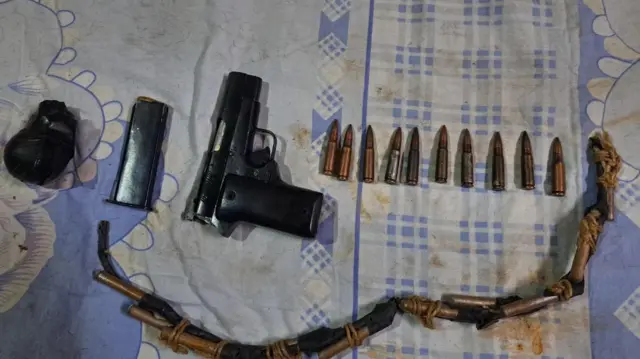  मोरेह में हिंसा के बाद बरामद हथियार