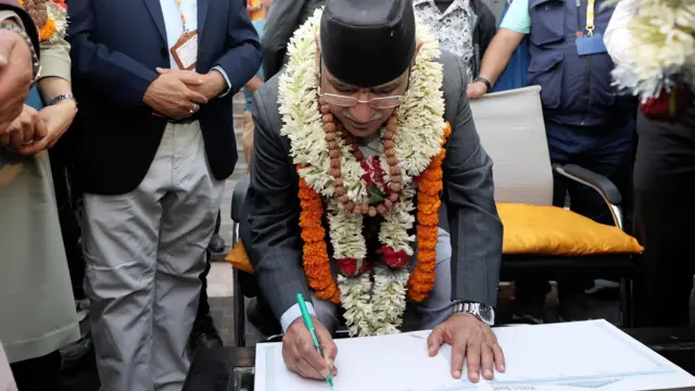 आगन्तुक पुस्तिकामा प्रचण्डले पशुपतिनाथको दर्शन गर्ने आफ्नो पुरानो इच्छा रहेको लेखेको अधिकारीहरूले बताएका छन्