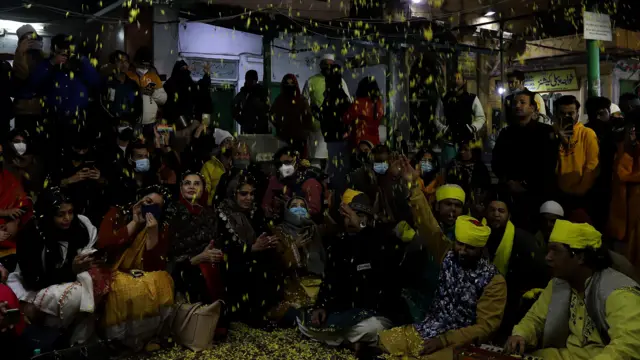 خسرو کے مزار پر