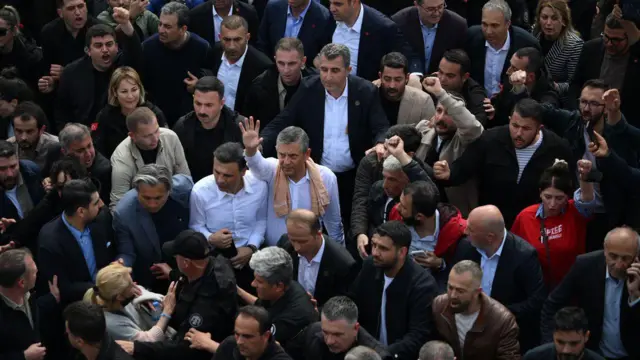 Özgür Özel ve beraberindekiler TBMM'ye yürüyor.