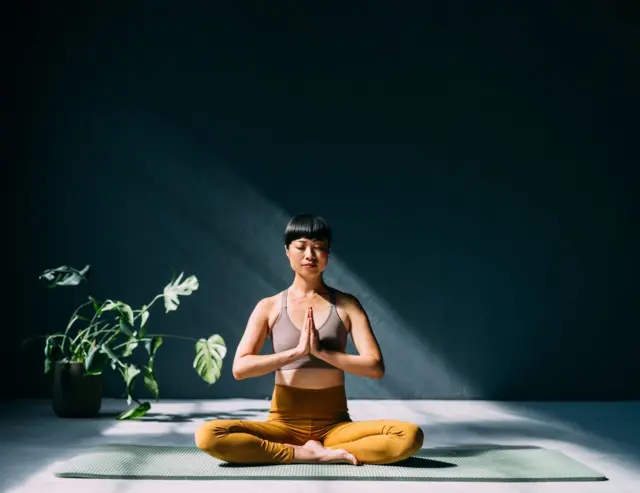 योगासनं केल्यामुळे मानसिक आरोग्य कसं सुधारतं?