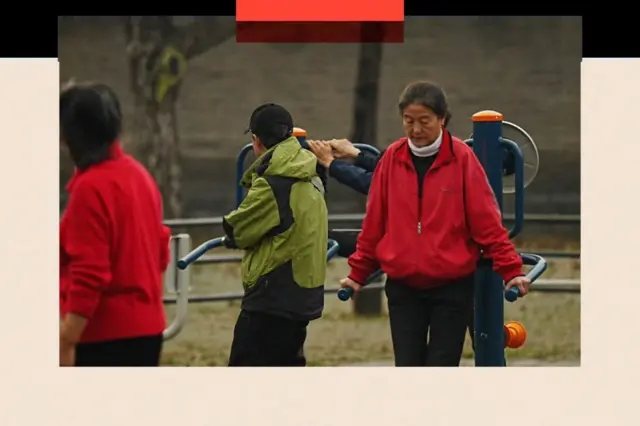 Abantu bari mu myitozo hafi y'urusengero rwa Temple of Heaven i Beijing