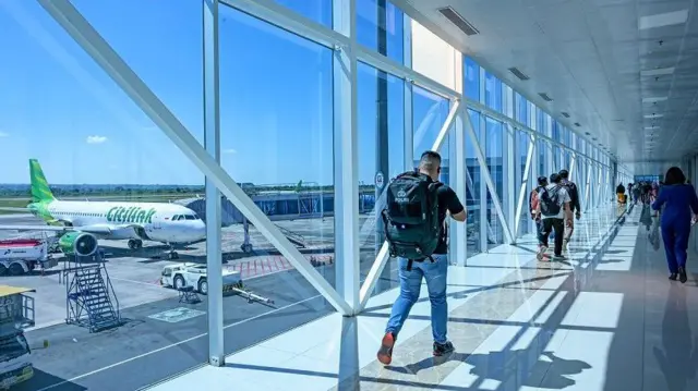 Sejumlah penumpang berjalan menuju pesawat di Bandara Internasional Lombok di Praya, Lombok Tengah, NTB, Rabu (12/6/2024). 