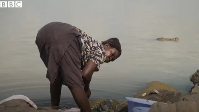 Aworan obinrin kan leti odo pẹlu ọọni ninu omi lọọkan.