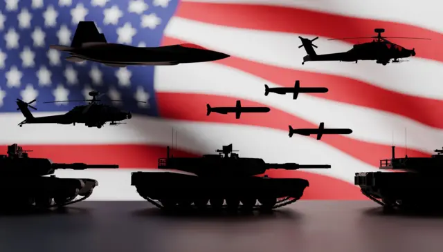 Grand drapeau américain en arrière-plan, avec des équipements militaires modernes en silhouette au premier plan.