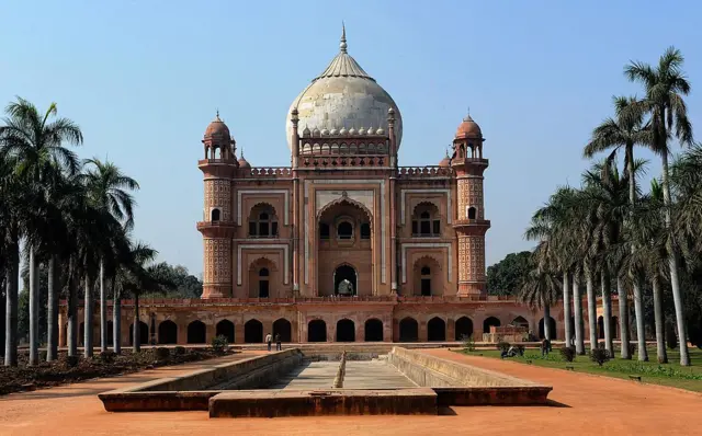 نواب صفدر جنگ کا مزار جو شجاع الدولہ نے 1753 میں بنوایا 