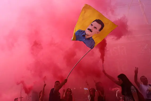 Abdullah Öcalan'ın fotoğrafını taşıyan bir bayrak, 81. Kurtuluş Günü dolayısıyla düzenlenen gösteri sırasında dalgalandırılıyor. Roma (İtalya), 25 Nisan 2026. (Fotoğraf: Andrea Staccioli/Insidefoto/Mondadori Portfolio via Getty Images)
