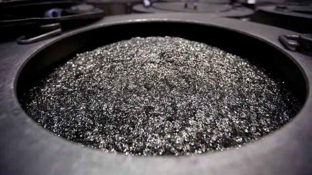 တရုတ်နိုင်ငံ တန့်ဂျင်းမြို့ သတ္တုသန့်စင်စက်ရုံမှာ တွေ့ရတဲ့ သန့်စင်ထားတဲ့ “Neodymium” မြေရှားဒြပ်စင်တစ်မျိုး