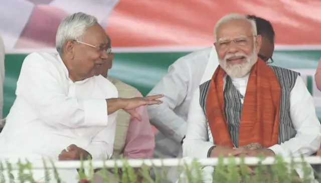 नरेंद्र मोदी के साथ बिहार के मुख्यमंत्री नीतीश कुमार 