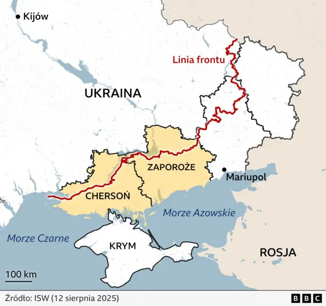 Mapa przedstawiająca obszary Zaporoża i Chersonia zaznaczone na żółto. Linia frontu między siłami ukraińskimi a rosyjskimi jest oznaczona na czerwono. Na mapie opisano kluczowe lokalizacje, w tym Kijów, Mariupol, Krym, Morze Czarne i Morze Azowskie. Źródło: ISW, 12 sierpnia 2025 roku.