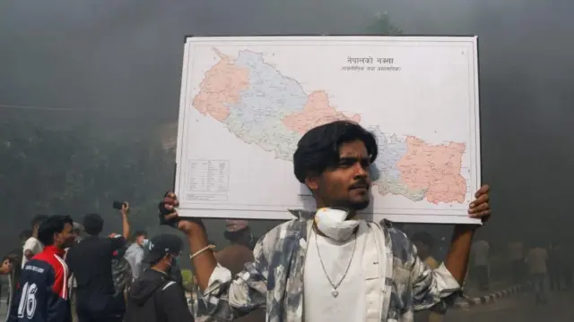 एक जना जेन जी प्रदर्शनकारी नेपालको नक्सा बोकेर प्रदर्शनमा 