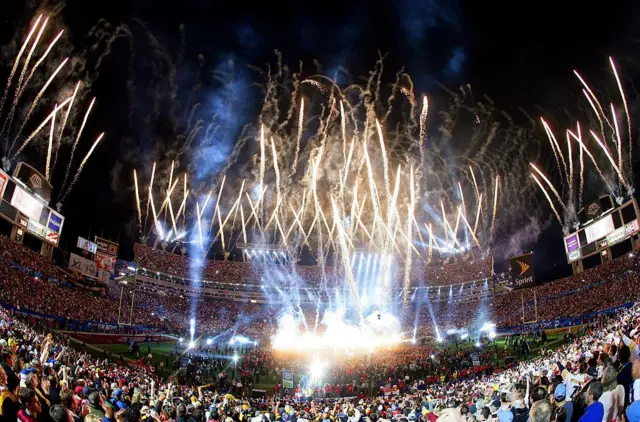 Foto aérea de um estádio de futebol americano durante o Super Bowl.