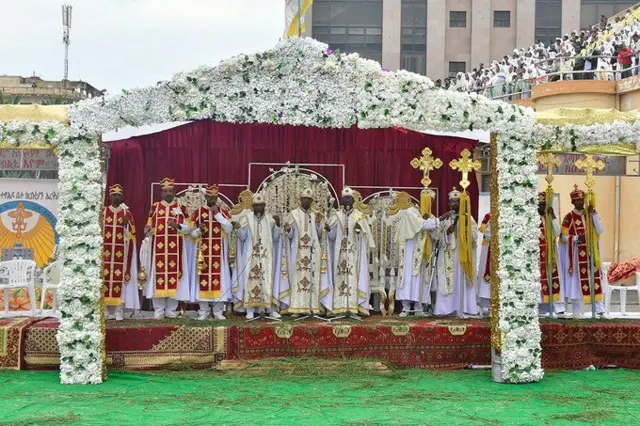 ብዕንባባታት ዝወቀበ መደረኽ ካህናትን ዲያቆናትን